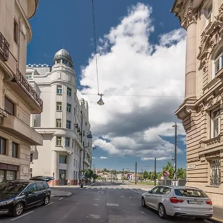 Parlament Panorama Luxury شقة